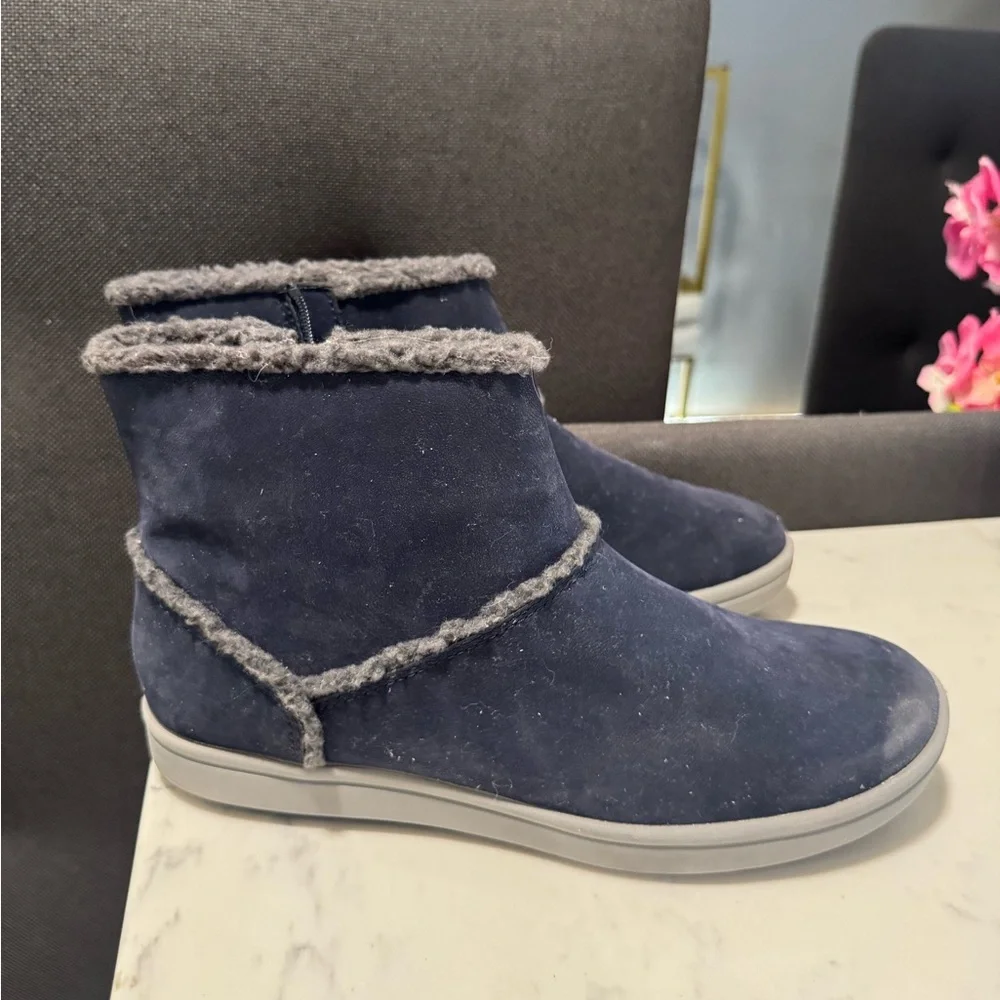 Cloudsteppers bu clarks Blue Ankle Boots with Faux Fur Trim